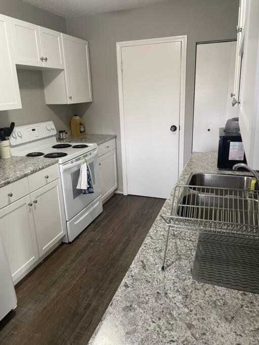 Wonderful 2-Bedroom Apartment Camrose Εξωτερικό φωτογραφία