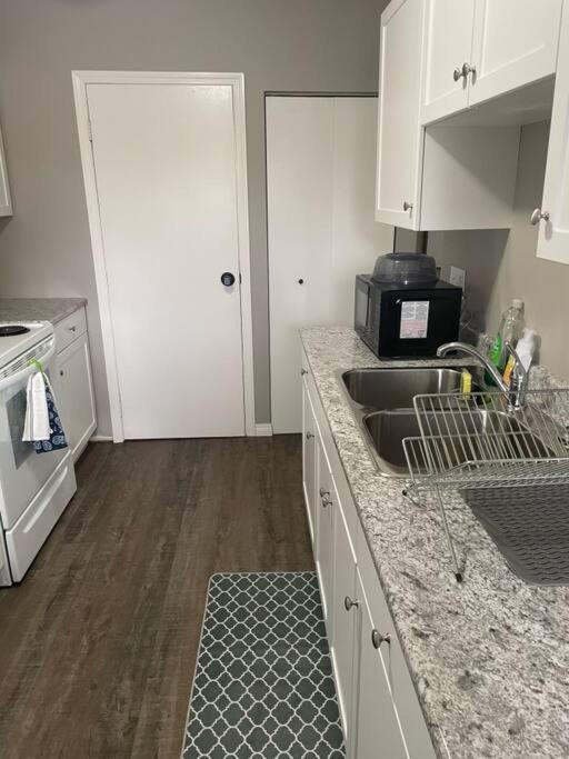 Wonderful 2-Bedroom Apartment Camrose Εξωτερικό φωτογραφία